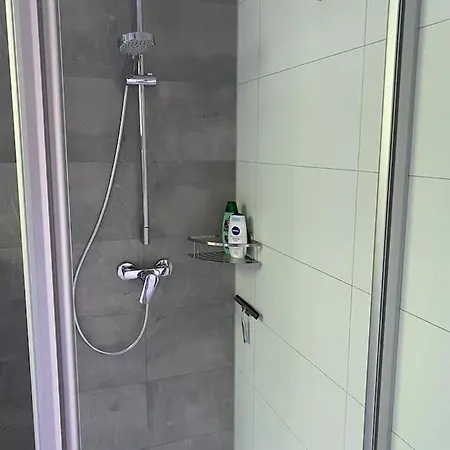 Mit Blick Auf Schloss Sayn